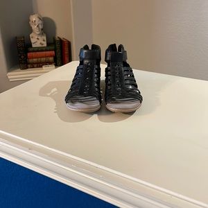 Black Staley Camellia Marconi leather sandals by Earth back zip new without tag